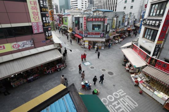 수도권의 사회적 거리두기 2단계+α방역 조치가 시행 중인 지난 2일 오후 서울 중구 남대문 시장이 한산하다. / 사진=연합뉴스