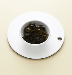 1. 물미역은 소금을 약간 넣고 주물러 씻어서 찬물에 헹구어 물기를 꼭 짠 다음 먹기 좋은 크기로 썬다.