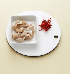 2. 홍고추는 반으로 갈라 어슷하게 썬다. 오징어는 껍질을 벗기고 안쪽에 잔칼집을 넣어서 먹기 좋은 크기로 썬다.