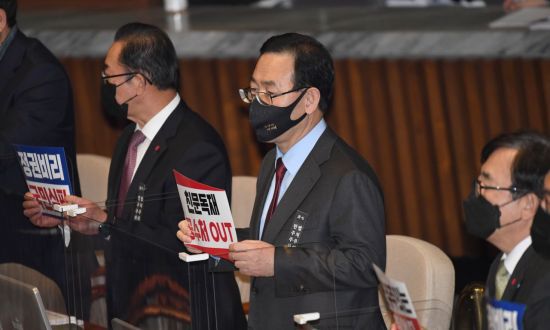 국민의힘 소속 주호영 원내대표와 의원들이 10일 오후 국회 본회의에서 야당의 거부권을 무력화한 고위공직자범죄수사처 설치 및 운영에 관한 법률 일부개정법률안(대안)이 통과되자 규탄 구호를 외치고 있다. / 사진=연합뉴스