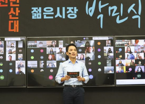 박민식 전 새누리당 의원이 지난달 9일 오전 부산시의회 브리핑룸에서 내년 부산시장 보궐선거 출마 선언 기자회견을 하고 있다. / 사진=연합뉴스