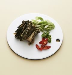 1. 불린 시래기는 먹기 좋게 썰고 대파, 홍고추, 풋고추는 어슷하게 썬다.