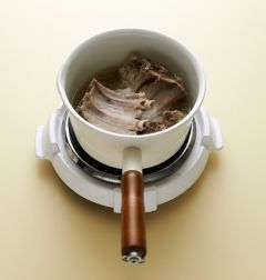 2. 돼지 등갈비는 찬물에 30분 정도 담가 두었다가 3~4등분한다. 냄비에 등갈비가 잠길 정도의 물과 함께 넣고 양파, 통후추를 넣어 30분 정도 부드럽게 삶는다.