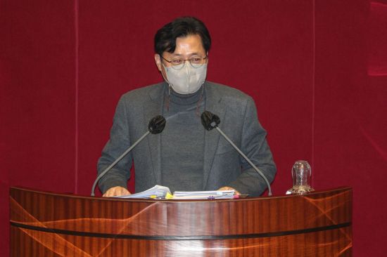 홍익표 더불어민주당 의원이 11일 오전 서울 여의도 국회에서 열린 본회의에서 국가정보원법 전부개정법률안에 대한 무제한토론을 하고 있다. / 사진=연합뉴스