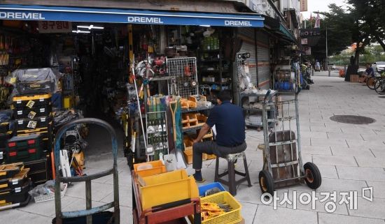 신종 코로나바이러스감염증(코로나19) 재확산에 따라 서울과 경기 등 수도권 소상공인 밀집지역에 불황이 이어진 21일 서울 중구 청계천 공구상가 일대가 썰렁한 모습을 보이고 있다./김현민 기자 kimhyun81@