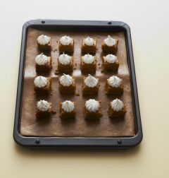 6. 머랭을 짤주머니에 담아 잘라놓은 타르트에 짜서 토치로 한 번 굽는다.