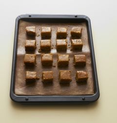 3. 160℃로 예열한 오븐에 30분 정도 구워 한김 식힌 다음 작은 사각형으로 자른다.