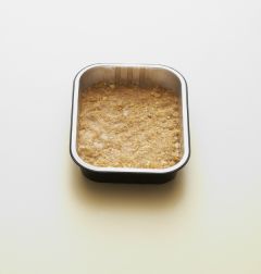 1. 다이제스티브를 잘게 부수어 녹인 버터, 달걀노른자와 섞어 사각틀에 평평히 채운다.