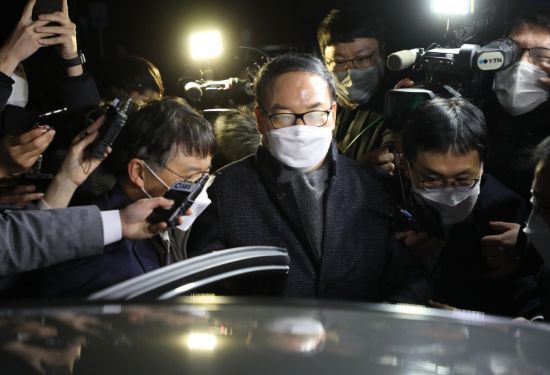 16일 새벽 윤석열 검찰총장 검사징계위원회 2차 심의를 마친 정한중 징계위원장 직무대리가 법무부 청사를 나서고 있다. [이미지출처=연합뉴스]