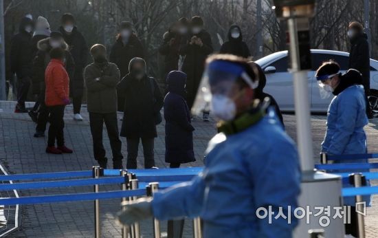 신종 코로나바이러스 감염증(코로나19) 확산세가 계속된 17일 서울 마포구 서강대역 임시 선별검사소에서 시민들이 긴 줄을 서 있다. /김현민 기자 kimhyun81@