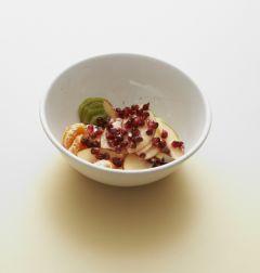 3.볼에 과일을 모두 넣고 레몬즙과 꿀을 넣어 버무린다. 
(Tip 민트 잎을 넣어 섞으면 더 맛있다.)