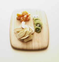 1. 사과는 씻어서 껍질째 납작하게 썬다. 키위는 껍질을 벗겨 먹기 좋은 크기로 자른다. 귤은 까서 조각조각 떼어낸다.