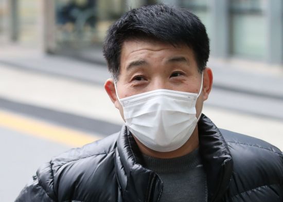 19일 오후 경기 수원시 영통구 수원지방법원에서 열리는 이춘재 연쇄살인 8차 사건 재심 결심 공판에 재심 청구인 윤성여 씨가 출석하며 취재진 질문에 답하고 있다. [이미지출처=연합뉴스]