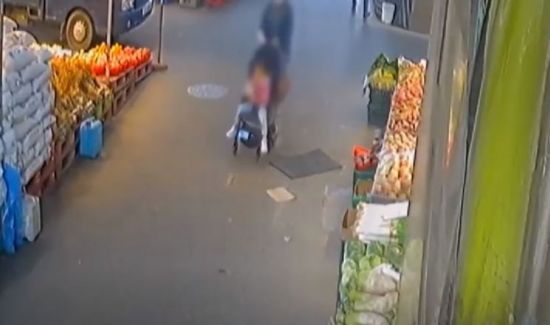 아이가 위독한 상황이었던 지난 10월13일 오전, 아이를 집에 두고 외출한 A 씨의 모습이 폐쇄회로(CC)TV에 포착됐다. / 사진=채널A 캡처