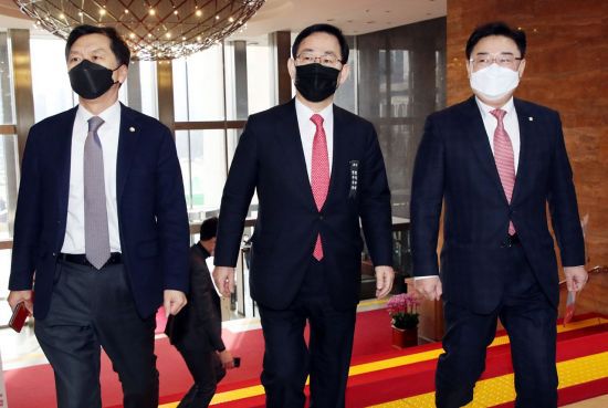 주호영 국민의힘 원내대표(가운데)가 18일 국회 의원총회장으로 향하고 있다. / 사진=연합뉴스