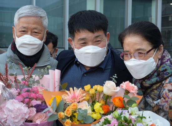 17일 오후 경기도 수원시 영통구 수원지방법원에서 열린 이춘재 연쇄살인 8차 사건 재심 선고공판에서 재심 청구인 윤성여 씨가 무죄를 선고받고 법원 청사를 나와 지인들의 축하를 받고 있다. [이미지출처=연합뉴스]