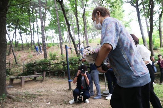 이춘재가 살해 사실을 자백한 '화성 실종 초등학생'의 유가족이 지난 7월7일 오전 실종 당시 피해자의 유류품이 발견된 경기도 화성시의 한 공원에서 헌화하고 있다. [이미지출처=연합뉴스]