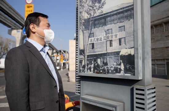 노태문 삼성전자 무선사업부 사장이 21일 대구광역시 중구 인교동 삼성상회 옛터를 둘러보고 있다. 대구시민들은 지난 10월 이건희 삼성전자 회장의 장례 기간 중 자발적으로 추모식을 열었다.
[사진제공=삼성전자]