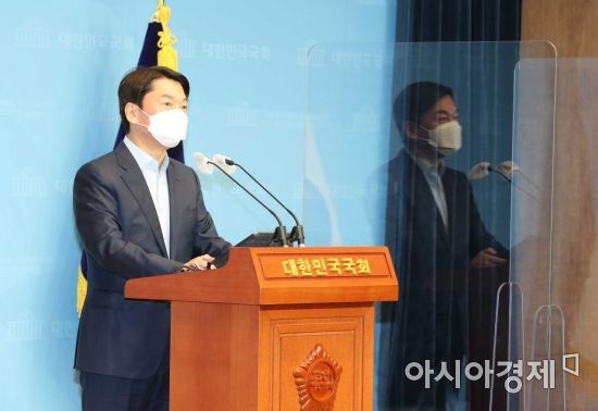 안철수 국민의당 대표가 20일 서울 여의도 국회 소통관에서 기자회견을 갖고 서울시장 보궐선거 출마선언을 하고 있다./강진형 기자aymsdream@