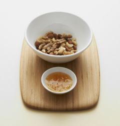 3. 볶은 견과류에 유자청을 넣고 섞는다.