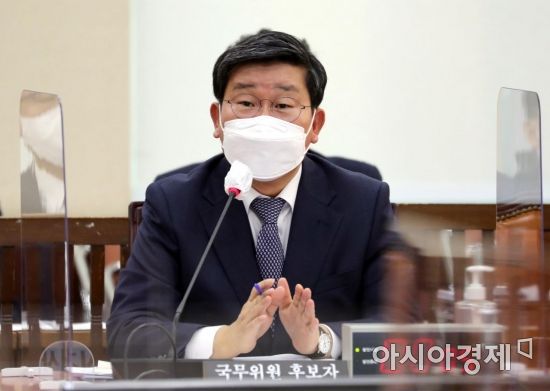 전해철 행정안전부 장관 후보자가 22일 국회 행정안전위원회 전체회의에서 열린 인사청문회에 출석, 의원들 질의에 답변하고 있다./윤동주 기자 doso7@