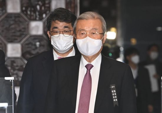 김종인 국민의힘 비상대책위원장이 지난 18일 국회 의원총회에 입장하고 있다. / 사진=연합뉴스