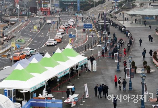 국내 신종 코로나바이러스 감염증(코로나19) '3차 대유행'의 확산세가 좀체 꺾이지 않는 가운데 23일 서울역 광장에 마련된 임시 선별검사소를 찾은 시민들이 길게 줄을 서서 순서를 기다리고 있다. 중앙방역대책본부는 이날 0시 기준으로 국내 신규 확진자가 1천92명 늘어 누적 5만2천550명이라고 밝혔다. 전날보다 223명 늘어나면서 지난 20일(1천97명) 이후 사흘 만에 다시 1천명대로 올라섰다./김현민 기자 kimhyun81@