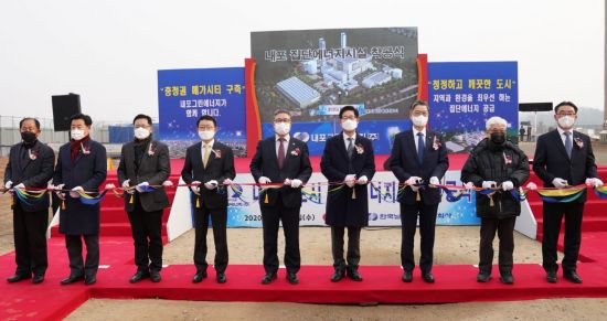 하석주 롯데건설 대표(왼쪽에서 네 번째)와 김명선 충남도의회 의장(왼쪽에서 다섯 번째), 양승조 충청남도지사(왼쪽에서 여섯 번째) 등이 착공식을 진행중인 모습.