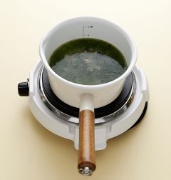 4. 찹쌀이 부드럽게 익으면 매생이를 넣고 섞은 다음 굴을 넣어 5분 정도 더 끓인다. 국간장과 소금으로 간을 한다.