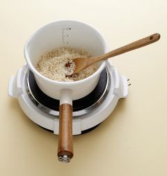 3. 냄비에 참기름을 두르고 불린 찹쌀을 넣어 중간 불로 2분 정도 볶다가 물 4컵을 넣고 끓인다.