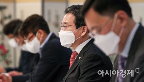 김용범 기획재정부 1차관이 18일 서울 종로구 정부서울청사에서 열린 '혁신성장 전략점검회의'에 참석해 모두발언 하고 있다./강진형 기자aymsdream@