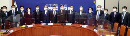 정세균 국무총리와 이낙연 더불어민주당 대표, 노영민 청와대 비서실장 등이 27일 국회에서 열린 고위 당정협의회에서 기념 촬영을 하고 있다. 왼쪽부터 박광온 민주당 사무총장, 은성수 금융위원장, 오영훈 이낙연대표 비서실장, 한정애 정책위의장, 김상조 청와대 정책실장, 노 비서실장, 정 총리, 이 대표, 김태년 원내대표, 홍남기 경제부총리, 박영선 중소벤처기업부 장관, 이재갑 고용노동부 장관. 권덕철 보건복지부 장관, 구윤철 국무조정실장, 이호승 청와대 경제수석. [이미지출처=연합뉴스]