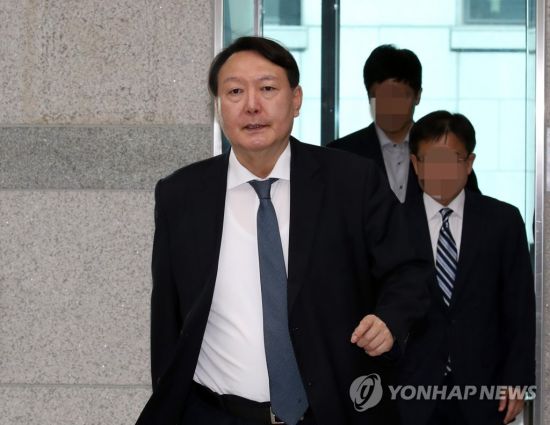 윤석열 검찰총장이 지난 9월18일 오후 서울 서초구 대검찰청 별관에서 열린 한 행사에 참석하고 있다. [이미지출처=연합뉴스]