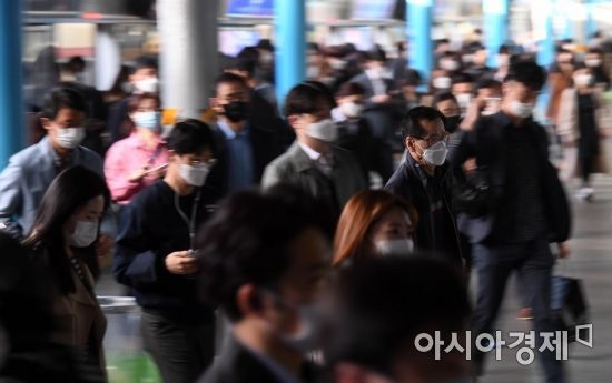 대중교통·의료기관 등에 대한 마스크 착용 의무화가 시작된 13일 서울 구로구 신도림역에서 시민들이 마스크를 쓴 채 발걸음을 옮기고 있다. 이날부터 대중교통과 의료기관 이용자와 종사자, 집회 참석자 등에게 마스크 착용을 의무화하고 이 밖의 시설에서도 사회적 거리두기 단계 등에 따라 마스크 착용을 강제할 수 있는 제도가 시행된다. 한 달간의 계도기간을 거쳐 내달 13일부터 과태료가 부과될 예정이다./김현민 기자 kimhyun81@