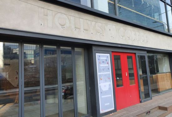 22일 종각 젊음의 거리의 한 건물에 과거 프랜차이즈 카페였음을 알리는 간판 흔적만 남아있다.