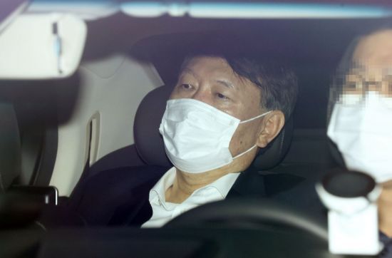 윤석열 검찰총장이 차량을 타고 28일 오후 서울 서초구 대검찰청 청사로 향하고 있다. / 사진=연합뉴스