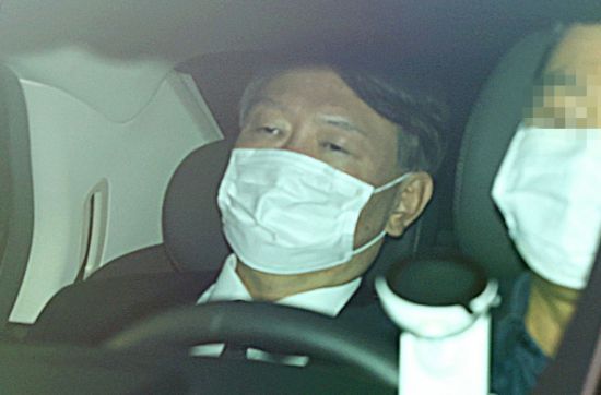 윤석열 검찰총장이 28일 오전 서울 서초구 대검찰청 청사로 출근하고 있다. / 사진=연합뉴스