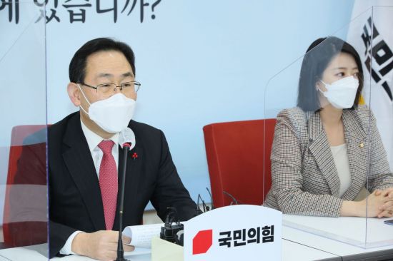 주호영 국민의힘 원내대표가 27일 국회에서 고위공직자범죄수사처, 코로나19 백신 등에 현안에 대해 기자간담회를 하고 있다. 오른쪽은 배현진 원내대변인. [이미지출처=연합뉴스]