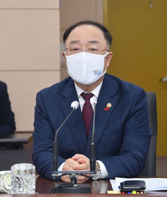 홍남기 부총리 겸 기획재정부 장관이 28일 세종시 정부세종청사 기재부 대회의실에서 세종-서울간 화상회의로 열린 확대간부회의를 주재하고 있다.