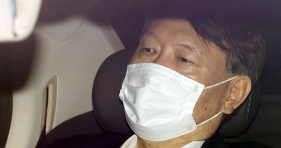 윤석열 검찰총장이 차량을 타고 28일 오후 서울 서초구 대검찰청 청사로 향하고 있다. [이미지출처=연합뉴스]