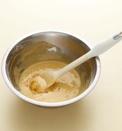 3. 유자청과 유자 건더기 다진 것을 넣고 잘 섞어 래핑하여 냉장고에 넣어 2시간 이상 휴지시킨다.