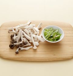 1. 모둠 버섯은 물에 살짝 씻어 먹기 좋게 썬다. 대파와 풋고추는 송송 썬다.
(Tip 모둠 버섯은 느타리버섯, 애느타리버섯, 팽이버섯 등으로 준비한다. 버섯은 물에 살짝 씻어야 향과 맛을 살릴 수 있다.)