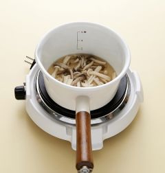 2. 냄비에 멸치 국물 1컵을 넣고 끓여 끓으면 모둠 버섯을 넣어 2분 정도 끓이다가 국간장을 넣는다.