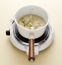 4. 대파와 풋고추를 넣고 소금과 후춧가루로 간을 맞춘다.