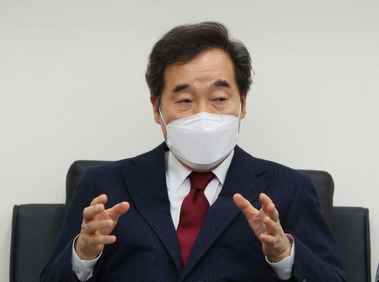 이낙연 더불어민주당 대표가 국회 당대표실에서 연합뉴스와 2021년 신축년 새해를 맞아 인터뷰하고 있다.