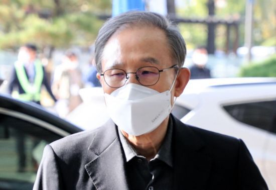 회사 자금 횡령과 뇌물 수수 혐의 등으로 지난해 10월29일 대법원 상고심에서 징역 17년이 확정된 이명박 전 대통령이 30일 오전 진료를 위해 종로구 서울대학교병원으로 들어서고 있다. [이미지출처=연합뉴스]