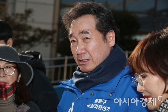 더불어민주당 후보로 종로 출마를 선언한 이낙연 전 국무총리가 11일 서울 종로구 평창문화공간을 찾아 주민들과 대화를 나누고 있다. /문호남 기자 munonam@