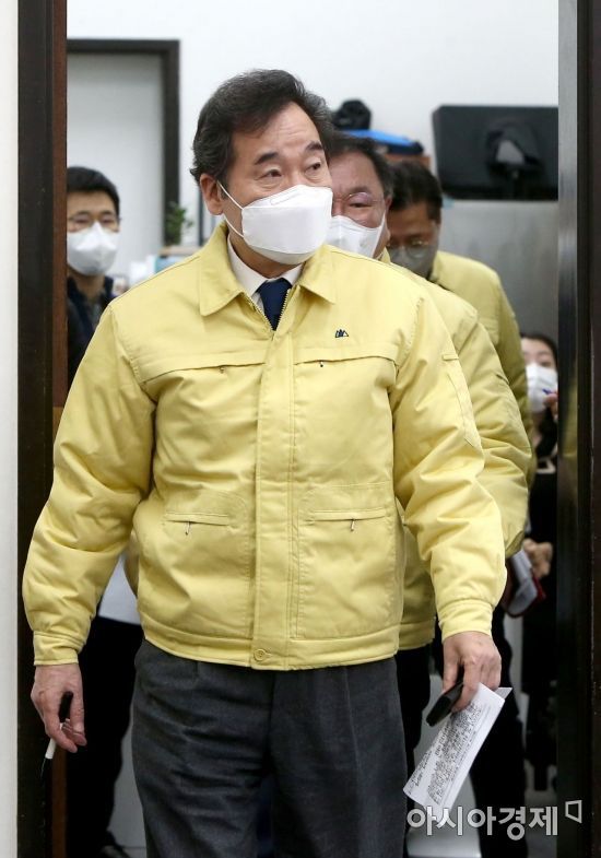 이낙연 더불어민주당 대표와 김태년 원내대표가 4일 국회에서 열린 최고위원회의에 참석하고 있다./윤동주 기자 doso7@