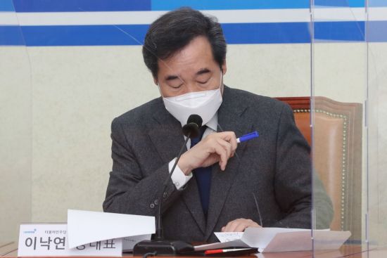 이낙연 민주당 대표가 4일 국회에서 열린 청년미래연석회의 출범식에서 자료를 살펴보고 있다. / 사진=연합뉴스