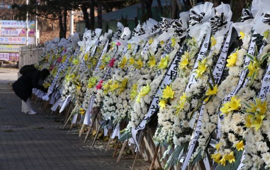 지난달 14일 오후 서울남부지검 앞에 '16개월 영아 학대 사망 사건'과 관련해 숨진 아이를 추모하는 근조화환이 늘어서 있다. / 사진=연합뉴스